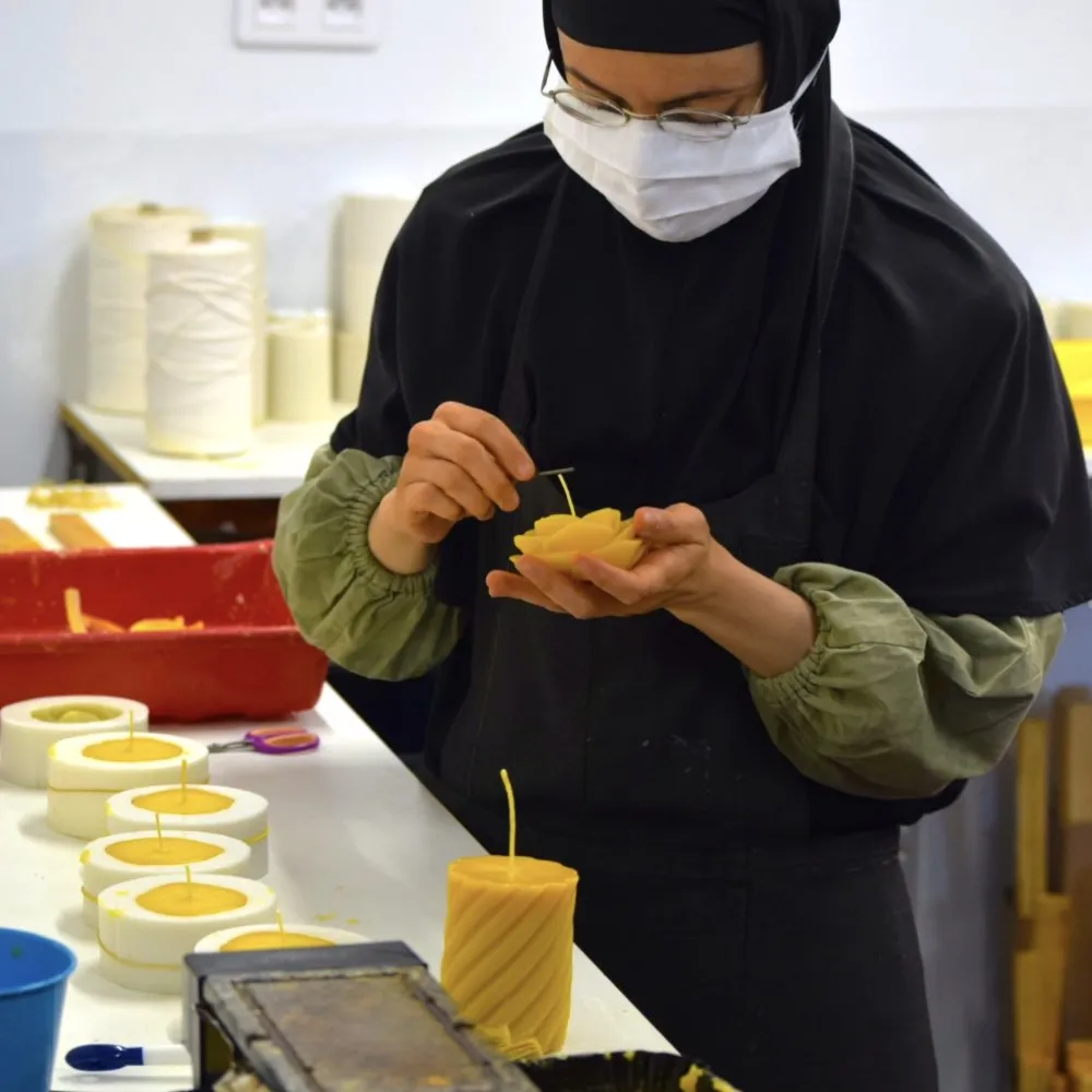 Bougie « Torsadée » en cire d’abeille – Monastère de Bois-Salair – Image 2